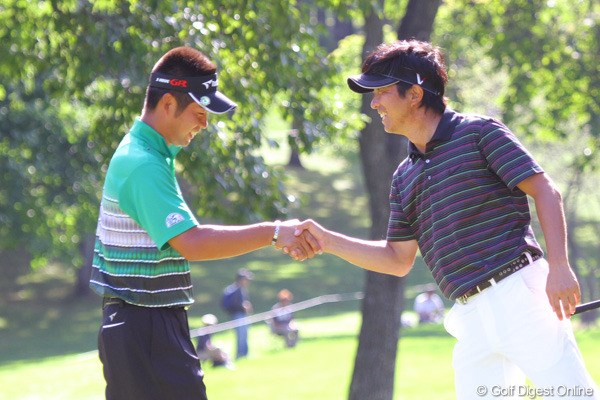 2010年 ANAオープンゴルフトーナメント3日目 池田勇太＆深掘圭一郎 17番でこの日2つ目のイーグルを奪った池田に握手をする深堀圭一郎
