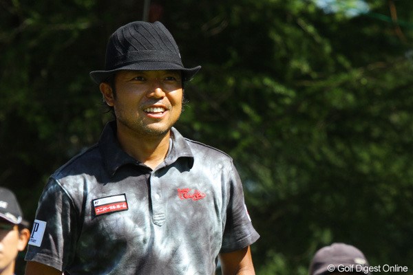 2010年 ANAオープンゴルフトーナメント3日目 片山晋呉 14番でこの日5つ目のバーディを奪い、笑顔で15番ティに立った片山晋呉
