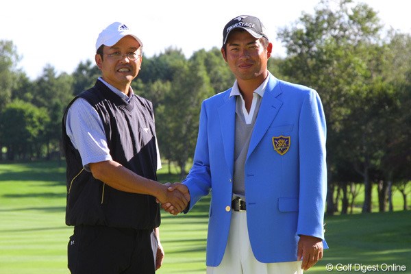 2010年 ANAオープンゴルフトーナメント最終日 観戦マナーUP川柳 最優秀作品賞の飛田さんが優勝した池田勇太と握手を交わした