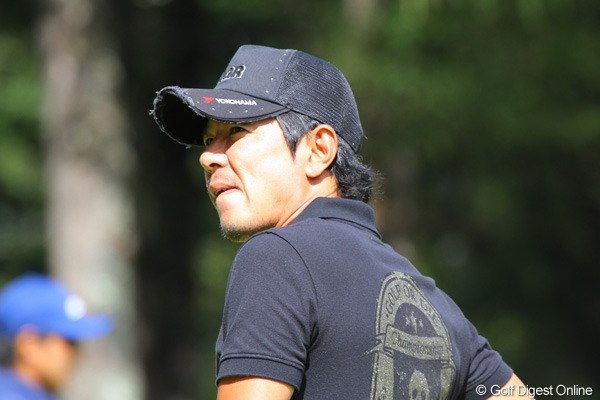 2010年 ANAオープンゴルフトーナメント最終日 矢野東 リーダーズボードをじっと見つめる矢野東「俺の名前はどこだ！？」