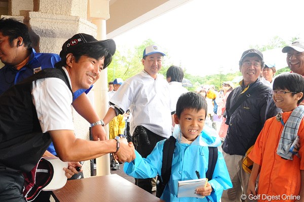 2010年 アジアパシフィックオープンゴルフチャンピオンシップパナソニックオープン初日 深堀圭一郎 初日は悪天候のため早々に中止が決定。会場を訪れたファンのためにサイン会が催された