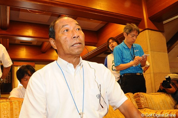 2010年 アジアパシフィックオープン パナソニックオープン初日 野村惇・競技委員長 野村惇・競技委員長が会見を開き、初日中止の経緯を説明した