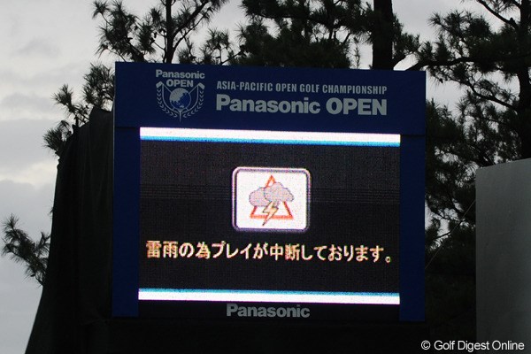 2010年 アジアパシフィックオープン パナソニックオープン初日 電光掲示板 7時22分の中断とともに周囲は一転して曇り、突然暗闇に！オー・マイガー！