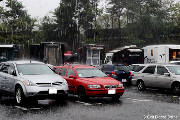 2010年 アジアパシフィックオープン パナソニックオープン初日 突然の豪雨