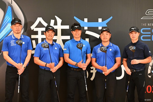 ミズノ社の新製品発表会に出席した（左から）小林正則、武藤俊憲、小鯛竜也、時松隆光、平田憲聖