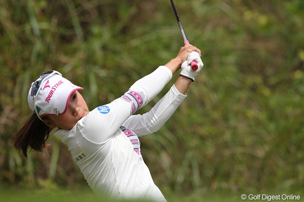 2010年 ミヤギテレビ杯ダンロップ女子オープンゴルフトーナメント初日 有村智恵 首位とは5打差あるが22位タイとまずまずスタートをきった