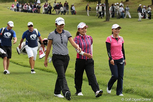 2010年 ミヤギテレビ杯ダンロップ女子オープンゴルフトーナメント初日 ヤニ＆有村＆横峯 この3人の注目度は高かったです。明日からの奮起に期待。