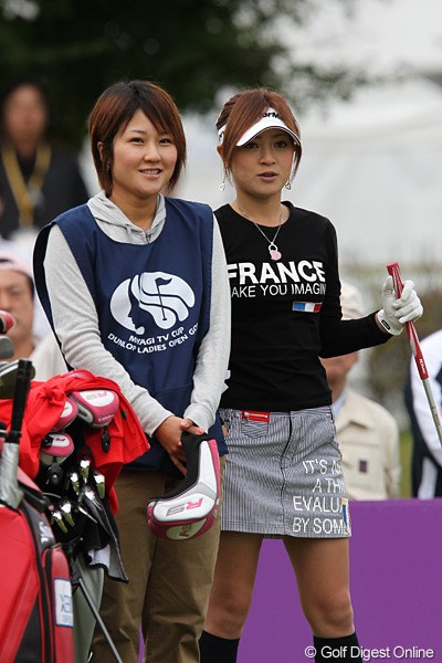 2010年 ミヤギテレビ杯ダンロップ女子オープンゴルフトーナメント初日 竹村真琴＆姉 竹村美人姉妹、今週はお姉さんがキャディさんです。