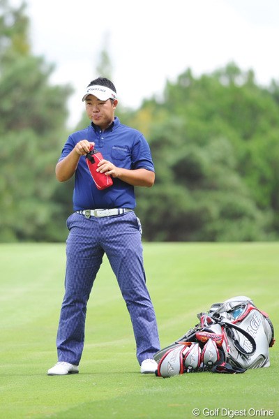 2010年 アジアパシフィックオープンゴルフチャンピオンシップパナソニックオープン2日目 薗田峻輔 後輩の遼君の前に「仁王立ち」といきたかった薗田君は、強い風に惑わされたのか、後半失速して42位T