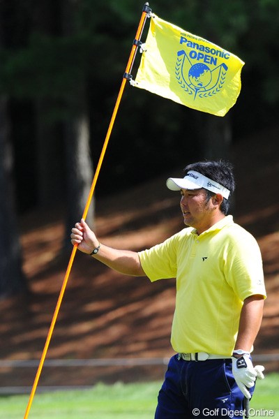 2010年 アジアパシフィック パナソニックオープン3日目 小田龍一 「男オダリュウ首位に立つ！」(2) ホレ！勝利の御旗を掲げたるでェ～！ではなく、キャディさんに優しいところを見せるオダリュウです。