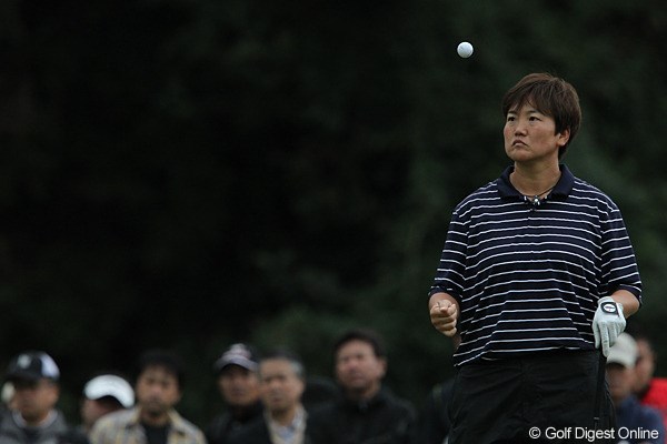 2010年 ミヤギテレビ杯ダンロップ女子オープンゴルフトーナメント2日目 井上葉香 「私の番はまだですか」ボールで暇つぶしです。