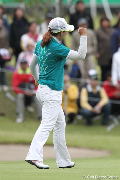 2010年 ミヤギテレビ杯ダンロップ女子オープンゴルフトーナメント2日目 イ・ナリ バーディを決めギャラリーに向かってガッツポーズ。