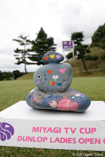 2010年 ミヤギテレビ杯ダンロップ女子オープンゴルフトーナメント2日目 ティマーカー この大会のティーマーカーは子供たちが作ったものを使用してます。