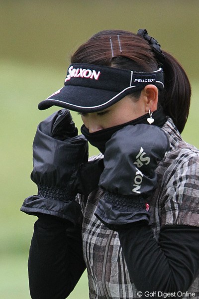2010年 ミヤギテレビ杯ダンロップ女子オープンゴルフトーナメント2日目 北田瑠衣 想像してみてください、仙台の気温。でもちょっとオーバーかな？