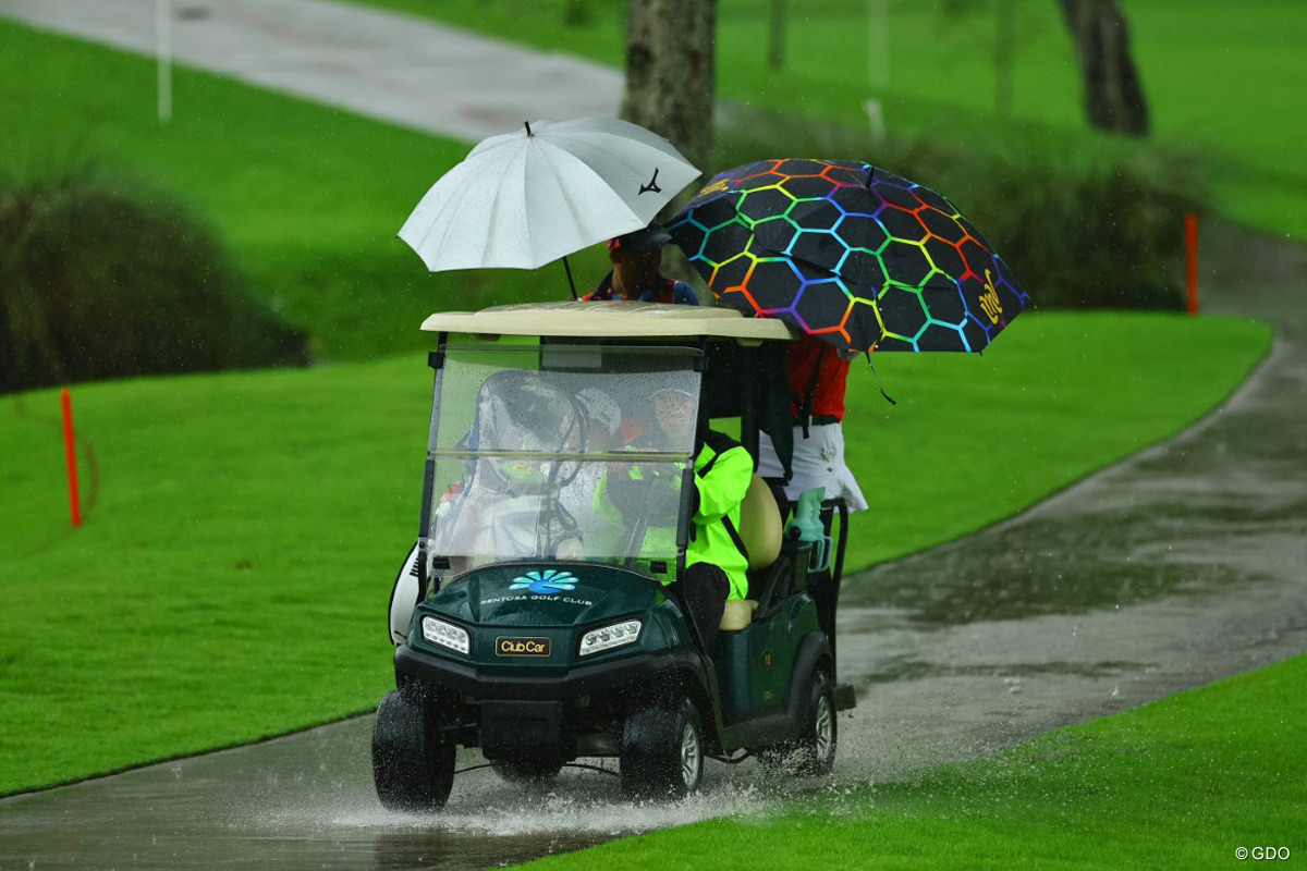 雨で中断となりクラブハウスに引き上げる選手たち