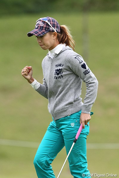 2010年 ミヤギテレビ杯ダンロップ女子オープンゴルフトーナメント2日目 上田桃子 渾身のガッツポーズ、追い上げに期待です。