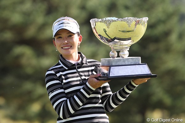2010年 ミヤギテレビ杯ダンロップ女子オープンゴルフトーナメント最終日 イム・ウナ 最終ホールで2mのパーパットを決めて優勝を果たしたイム・ウナ