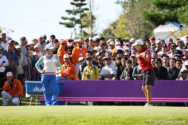 2010年 ミヤギテレビ杯ダンロップ女子オープンゴルフトーナメント最終日 有村智恵 上田桃子 智恵ちゃんと桃ちゃんのスタートする前です。この組にたくさんのギャラリーが追ってました