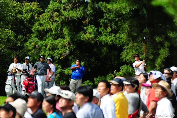 2010年 アジアパシフィック パナソニックオープン最終日 石川遼 この日来場したギャラリーは12,148人！記者やカメラマンも、先回りしないとティショットに間に合いません！