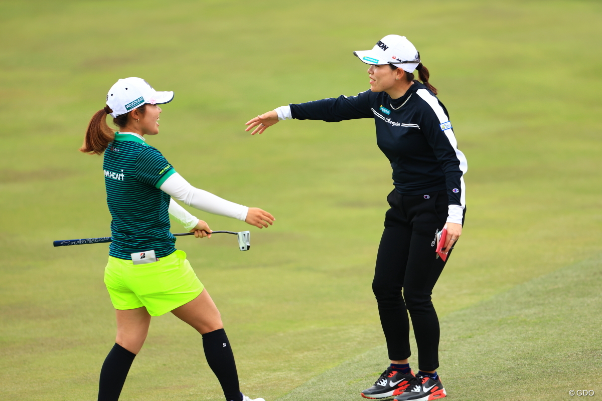 ともに初日4アンダー