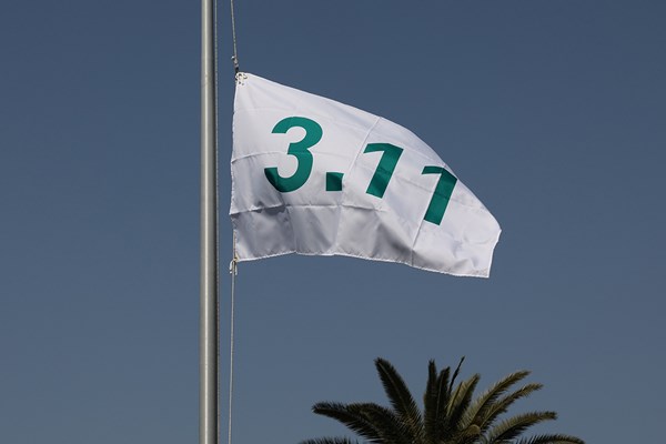東日本大震災から12年となり、パッティンググリーンに半旗が掲げられた（大会提供）