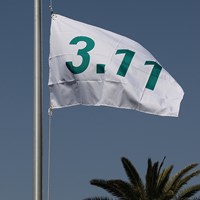 東日本大震災から12年となり、パッティンググリーンに半旗が掲げられた（大会提供） 2023年 明治安田生命レディス ヨコハマタイヤゴルフトーナメント 3日目 半旗