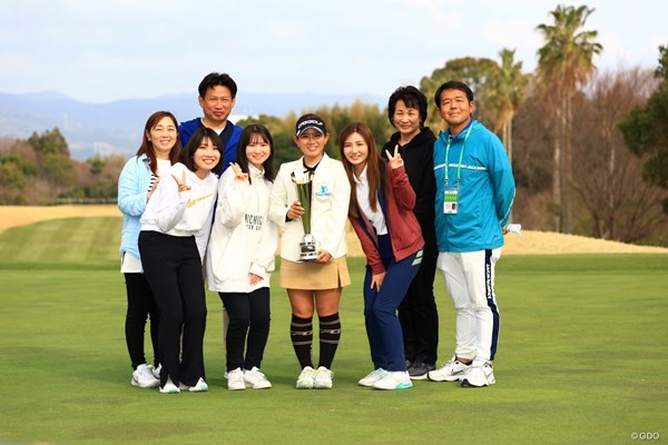 2023年 明治安田生命レディス ヨコハマタイヤゴルフトーナメント 最終日 吉本ひかる 家族とコーチと記念撮影、うれしいだろうな