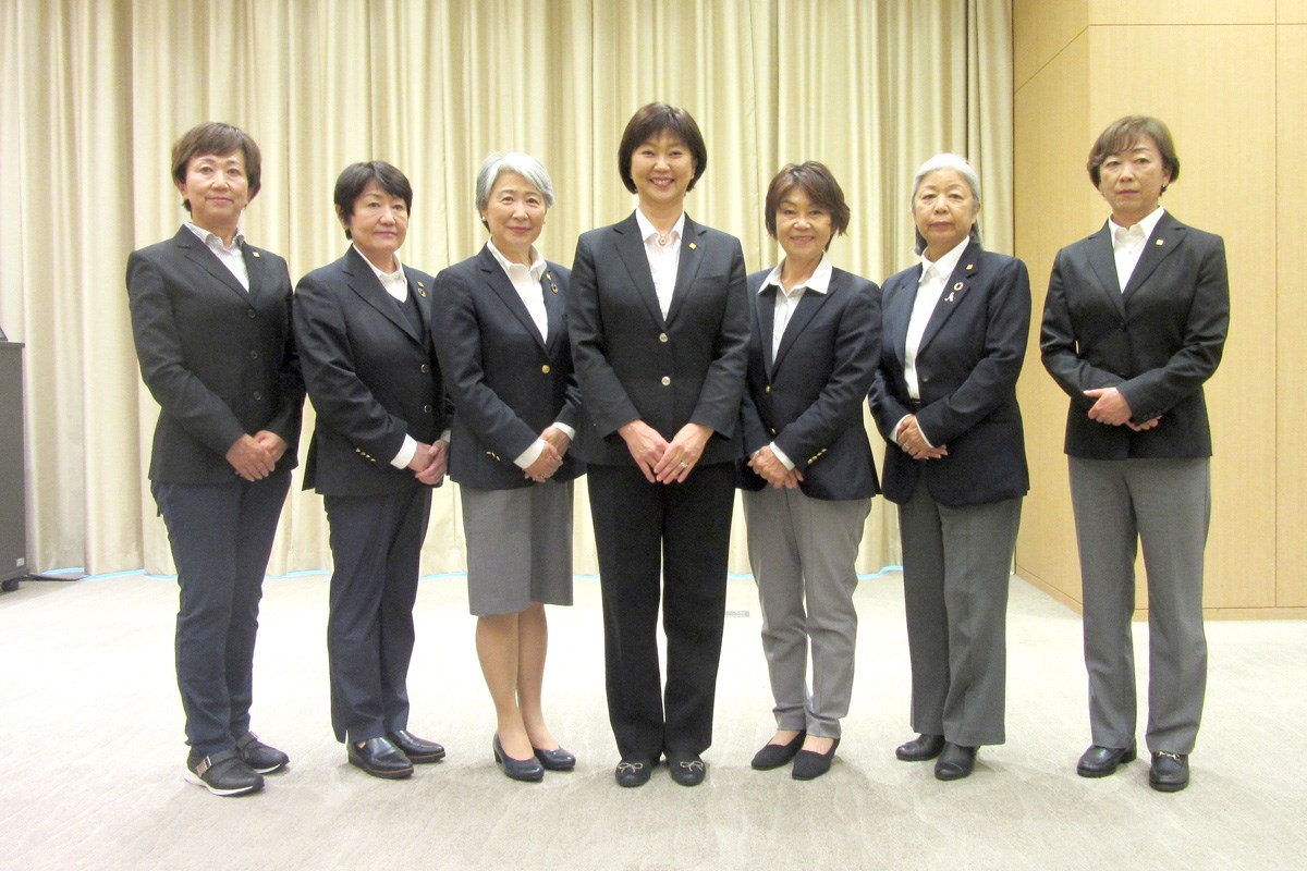 2023年 小林浩美会長(中央)と新体制の理事