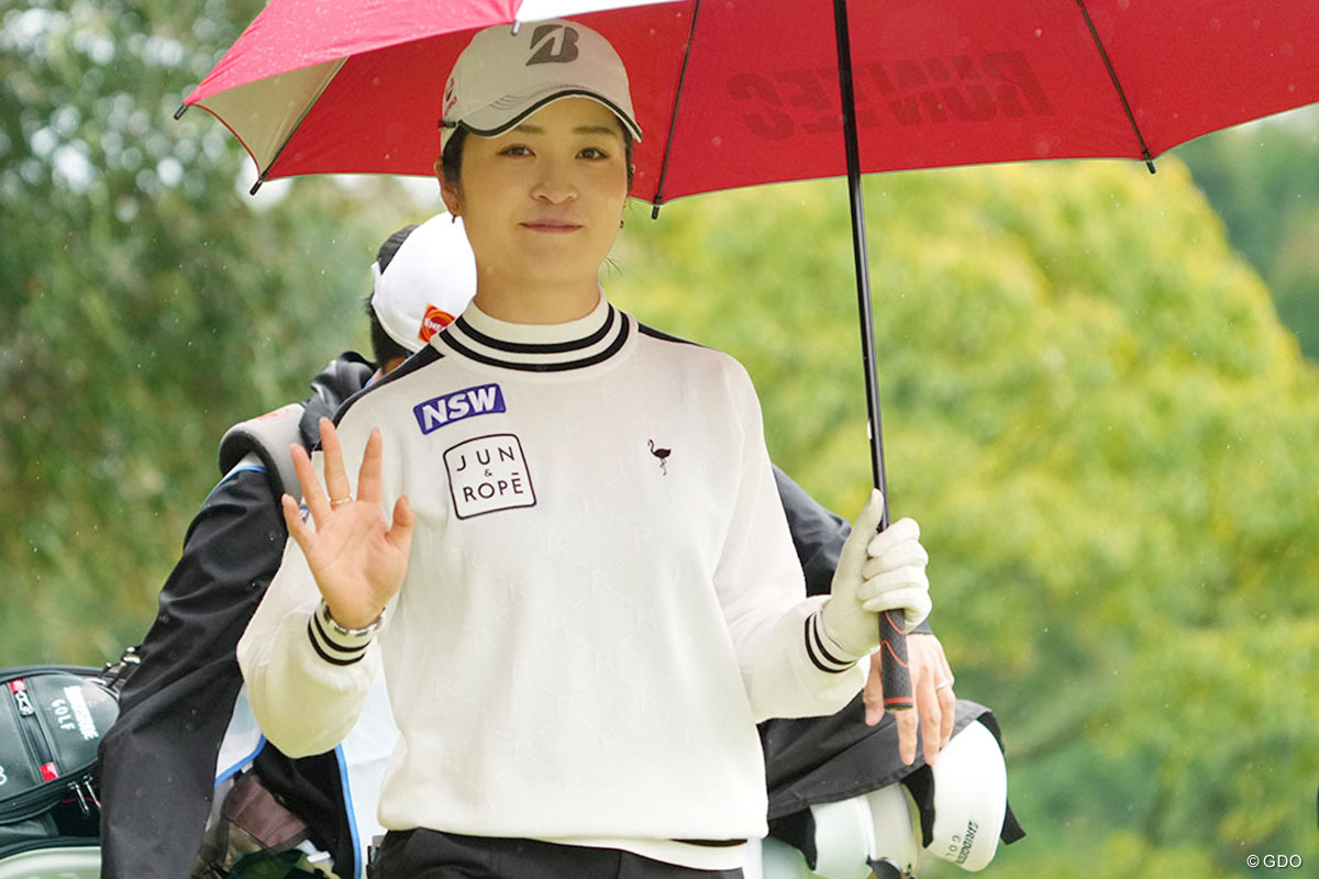 笑顔でフェアウェイに向かう