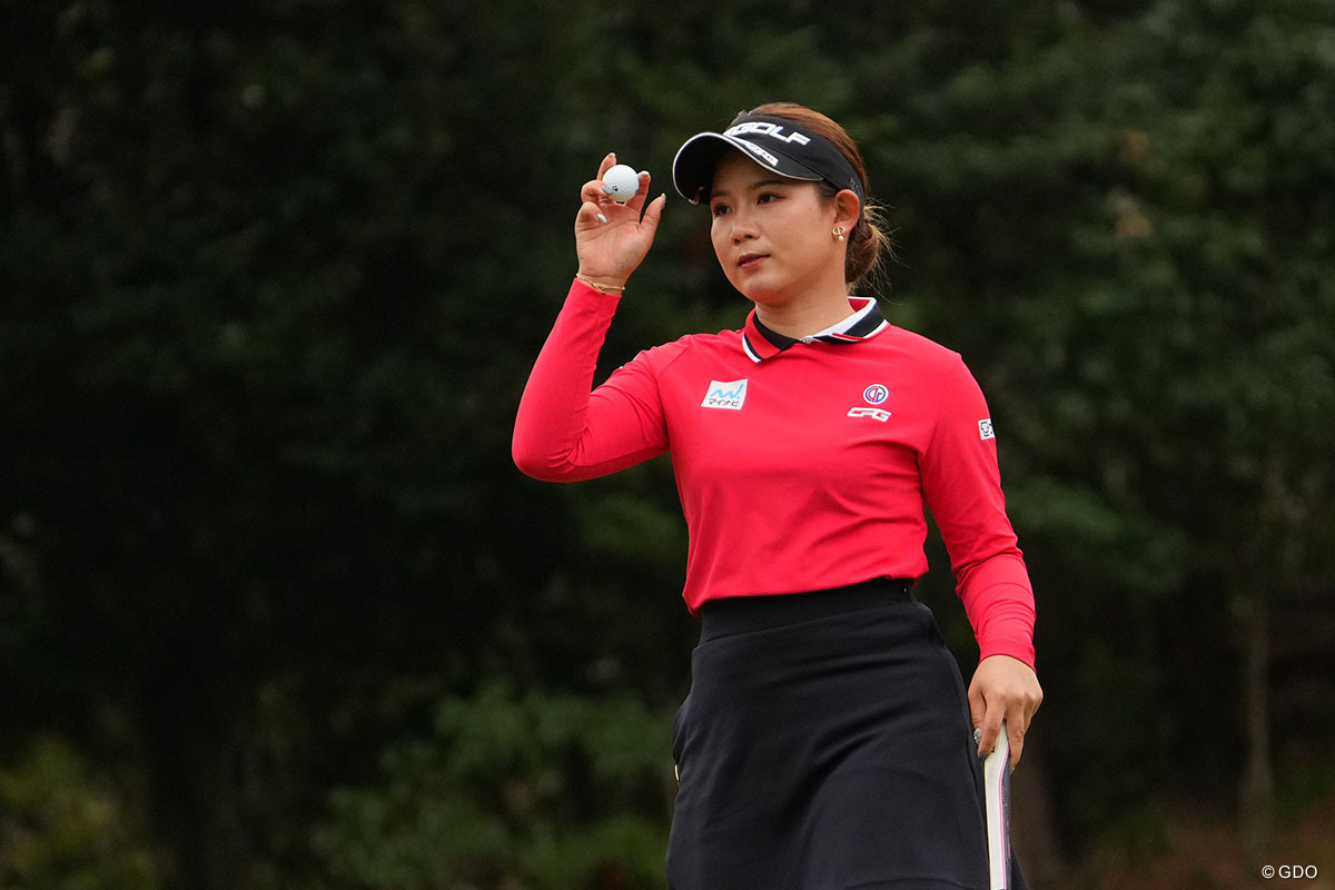 バーディを奪いギャラリーの声援にあいさつする