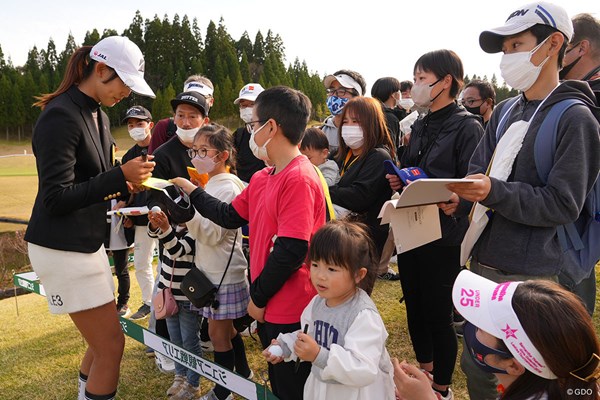 2023年 Tポイント×ENEOSゴルフトーナメント 3日目 馬場咲希 競技を終え子どもたちにサイン
