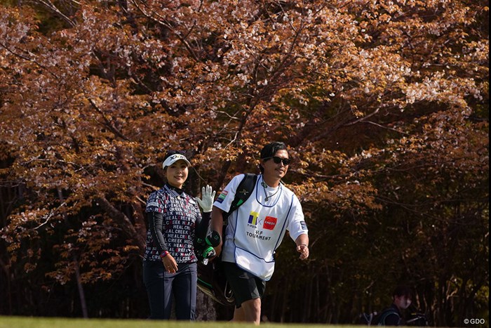 桜をバックにフェアウェイへ 2023年 Tポイント×ENEOSゴルフトーナメント 3日目 青木瀬令奈