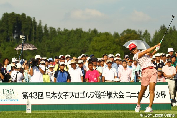 2010年 日本女子プロゴルフ選手権大会コニカミノルタ杯 最終日 藤田幸希 多くのギャラリーが見守る中でティショットを放つ藤田幸希