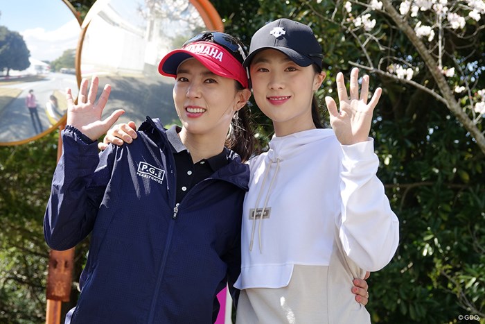 プロゴルファーの妹（右）が初キャディ 2023年 ヤマハレディースオープン葛城 事前 ユン・チェヨン