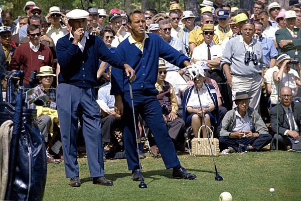 ベン・ホーガン 1966年大会でアーノルド・パーマー（右）と煙草をくゆらせるベン・ホーガン(Augusta National/Getty Images)