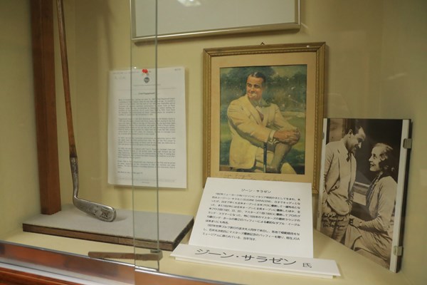 JGAゴルフミュージアムに保管されたジーン・サラゼンの写真とクラブ