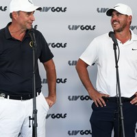 ブルックス・ケプカ(右)が単独首位に立った(Jon Ferrey/LIV Golf) 2023年 LIVゴルフ・オーランド  2日目 リチャード・ブランド ブルックス・ケプカ