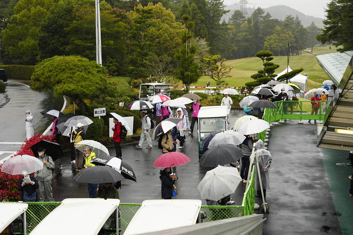 雨の中で待機するギャラリー（大会提供）