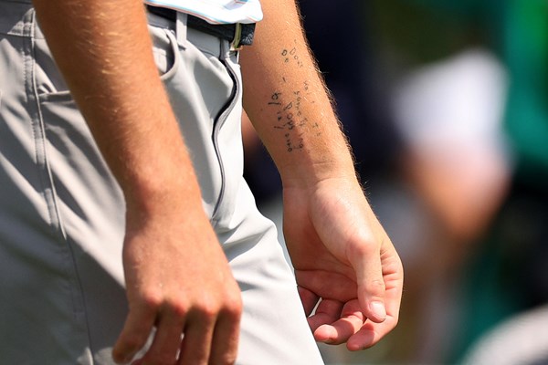 左腕にはメッセージがタトゥーで刻まれている(Andrew RedingtonGetty Images)