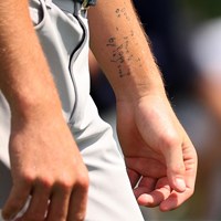 左腕にはメッセージがタトゥーで刻まれている(Andrew RedingtonGetty Images) 2023年 マスターズ 2日目 サム・ベネット
