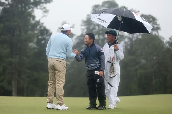 比嘉一貴はガルシアと握手してオーガスタを去った(Christian Petersen/Getty Images)