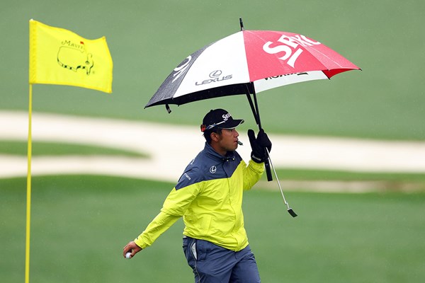 傘をさす時間も長かった土曜日。松山英樹は決勝ラウンド途中でプレーを持ち越した(Andrew Redington/Getty Images)