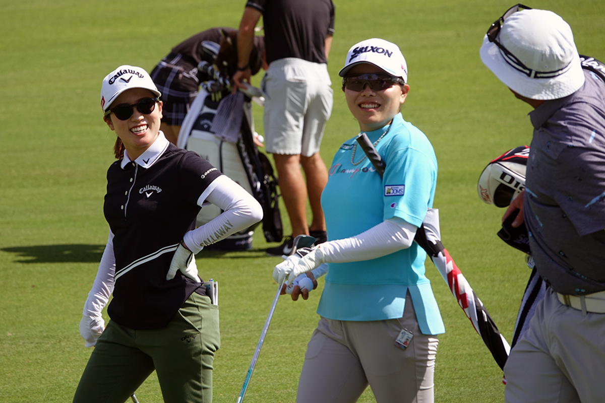 勝みなみ（右）と西村優菜 練習ラウンドで偶然合流