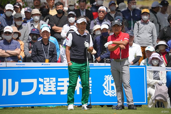 2023年 関西オープンゴルフ選手権競技 初日 藤田寛之 倉本昌弘 シニアの2人が大ギャラリーを引き連れて試合を盛り上げてます。