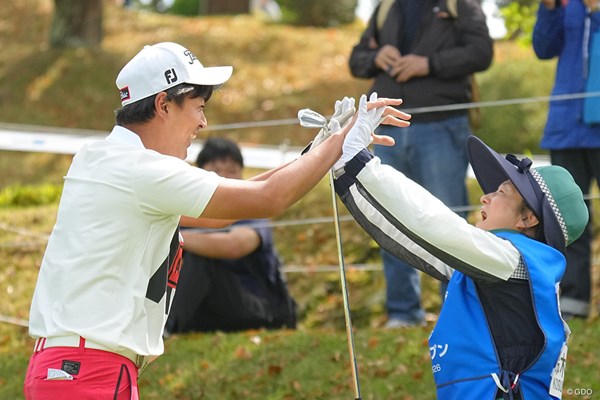 2023年 関西オープンゴルフ選手権競技 最終日 鈴木晃祐 入っちゃった！ホールインワン！キャディさんも大喜び！