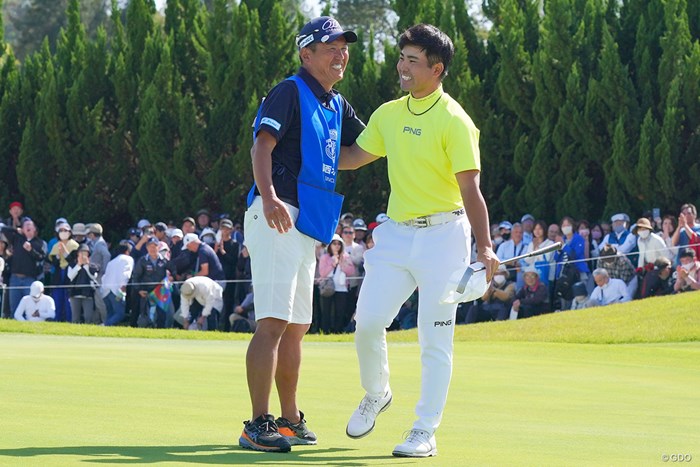 蝉川泰果（右）は清水重憲キャディとの初コンビで優勝し、喜びを分かち合った 2023年 関西オープンゴルフ選手権競技 最終日 蝉川泰果