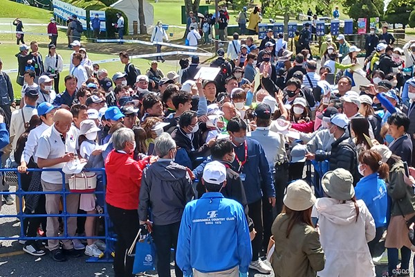 石川遼はホールアウト後にファン200人以上のサインに応じた