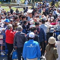 石川遼はホールアウト後にファン200人以上のサインに応じた 2023年 関西オープンゴルフ選手権競技 最終日 石川遼