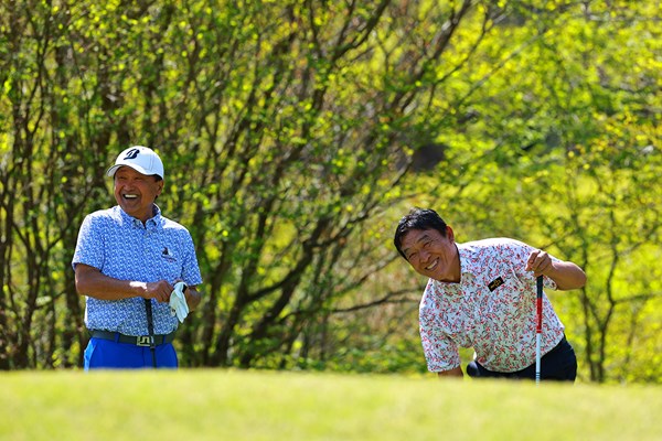 笑顔で回るかつての「若手三羽烏」 倉本昌弘（左）と羽川豊（提供：日本プロゴルフ協会）