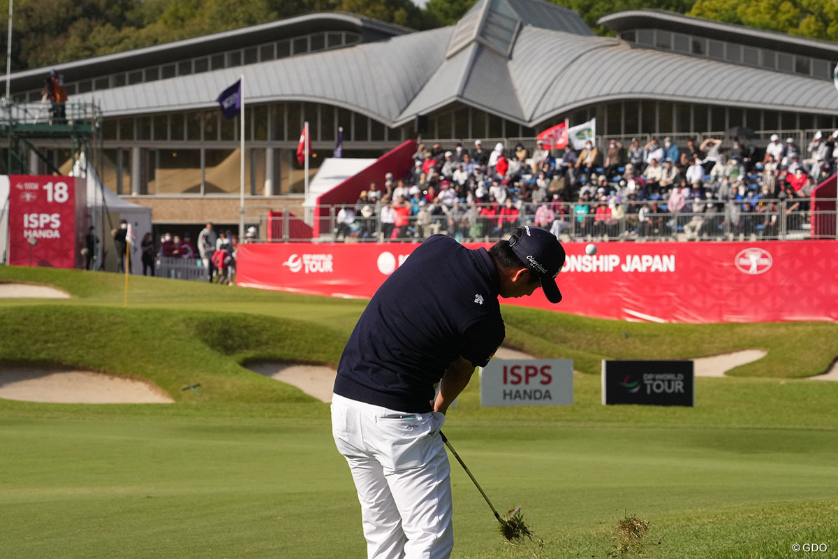 3日目4位タイ、18番セカンドショットからグリーンを狙う
